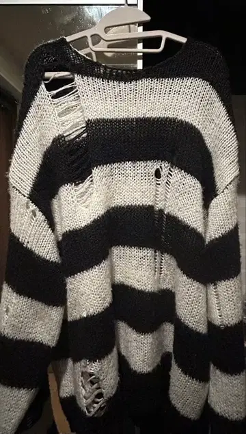 MAROCORE 데미지 보더 니트