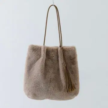 어반 리서치 로데스코 태슬 플러피 토트백 베이지