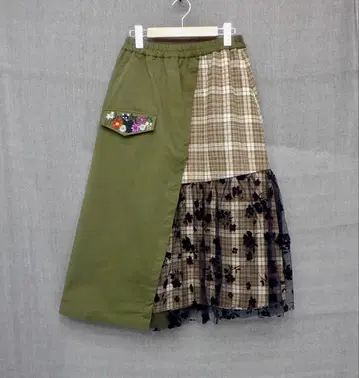 스칼라 123718: 이소재 절개 자수 스커트