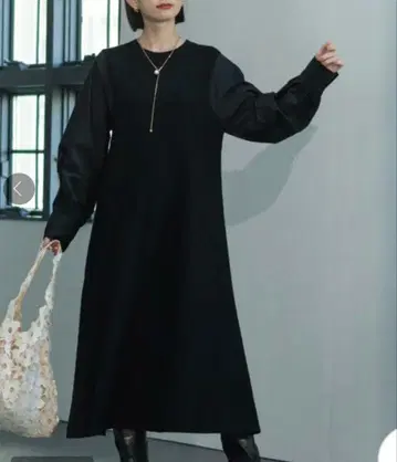 소매 도킹 플레어 니트 원피스 블랙