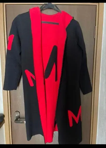 후드 부착 롱 코트 블랙과 빨간색 M 로고