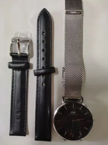 새상품급 다니엘 웰링턴 실버 블랙 손목시계