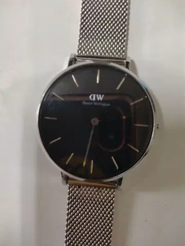 새상품급 다니엘 웰링턴 실버 블랙 손목시계 가죽 벨트 포함