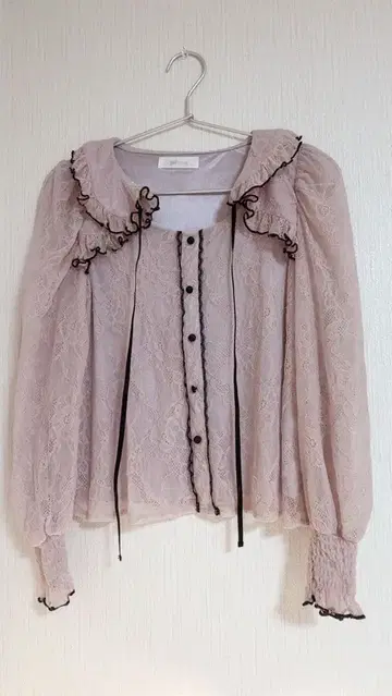 pium 프릴 칼라 레이스 케이프 블라우스