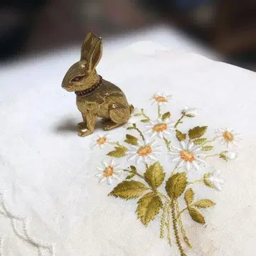 골드 토끼 브로치