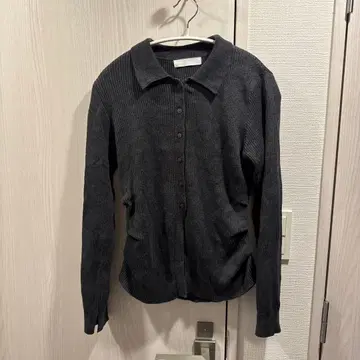 SENSE OF PLACE 사이드 턱 폴로 가디건 그레이