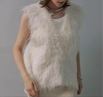 CADUNE 복슬복슬 화이트 퍼 스타일 니트 베스트