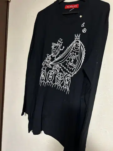 자수 디자인 블랙 긴팔 티셔츠 오레보레브라