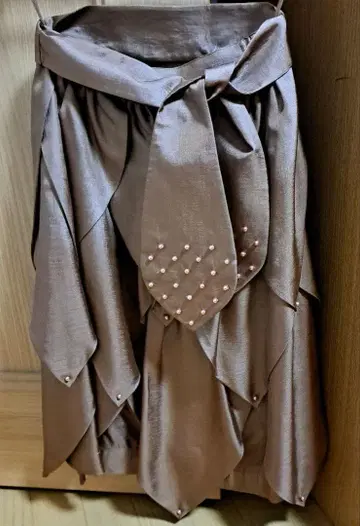 브라운 잎사귀가 많이 달린 듯한 엘레강트 디자인의 스커트