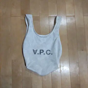 A.P.C. 화이트 메쉬 토트백