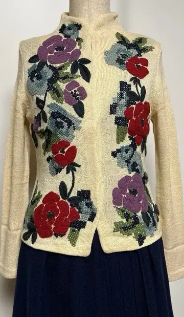 새상품급 시빌라 자수 가디건 베이지 스탠드 카라