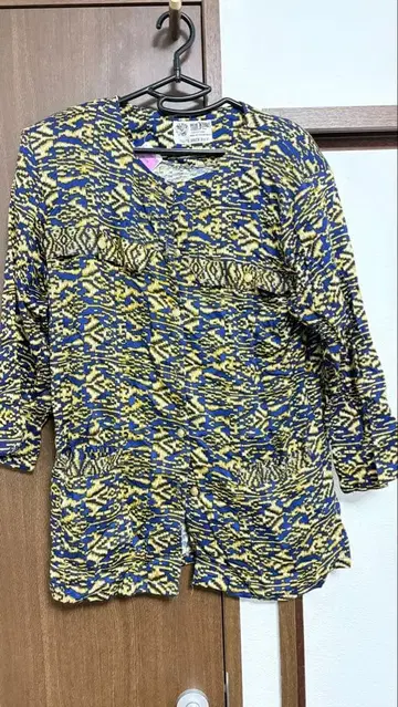 Keris 파랑과 옐로우 컬러 패턴 긴팔 셔츠와 스커트 세트