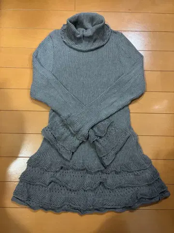 핑크하우스 그레이 터틀넥 니트 프릴 포함