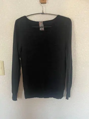 블랙 버튼 헨리넥 스웨터