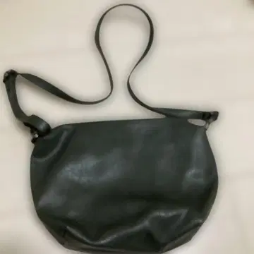 다크 그레이 숄더백 가죽