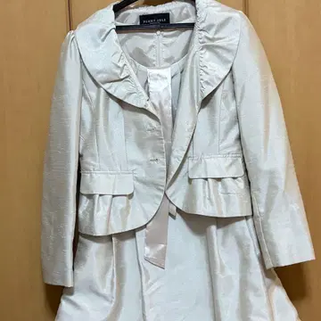 아이보리 자켓과 원피스 세트