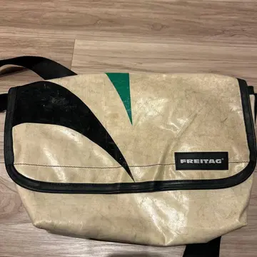 FREITAG 메신저 백 아이보리/그린/블랙