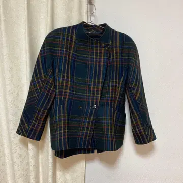 체크 무늬 노카라 자켓 수트