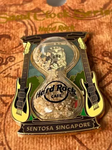 [ 새상품 ] 모래시계 디자인 하드 록 카페 핀 배지 [ 싱가포르 ]