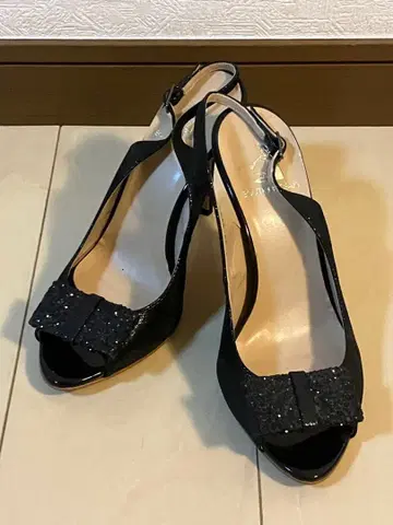 블랙 글리터 리본 오픈토 펌프스