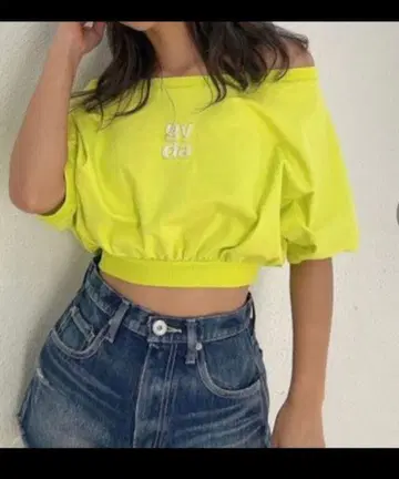 Square gyda 엠보싱 오프숄더 상의