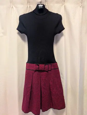 폴카 블랙 반팔 니트와 빨간색 플리츠 스커트