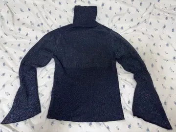 HARE 플레어 소매 라메 터틀 니트