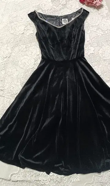 미레느토모다 블랙 벨벳 V넥 비쥬 장식 드레스
