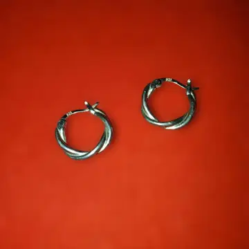실버 트위스트 디자인 후프 귀걸이 925