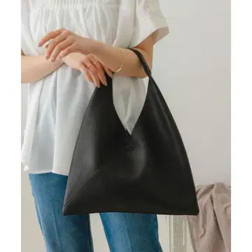 블랙 가죽 삼각형 핸드백