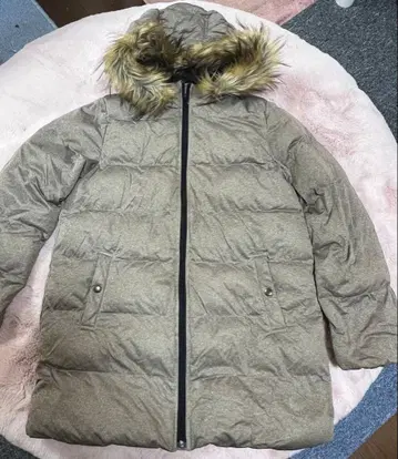 퍼 달린 베이지 다운 자켓