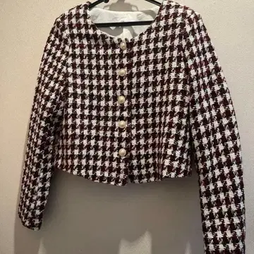 빨간색과 화이트 체크 무늬 노카라 자켓