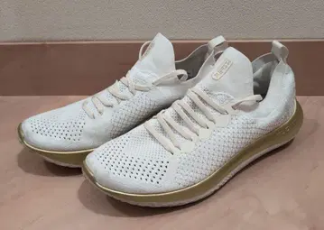 언더아머 스니커즈 화이트