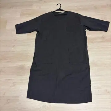 미즈이로 인드 다크 그레이 V넥 롱 원피스