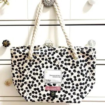 Her lip to * HLT Cherry Tote Bag(Black)