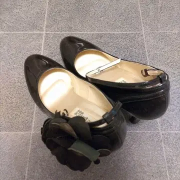 엘레강스 블랙 하이힐 플라워 악센트