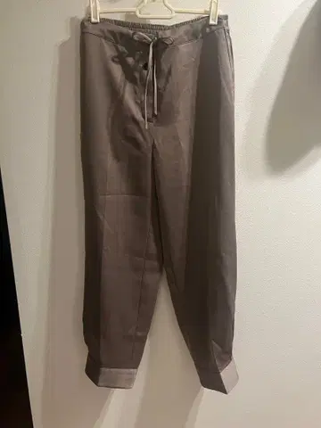 광택 있음 브라운 슬랙스 밑단 버튼 포함