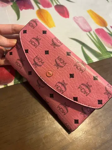 MCM 핑크 로고 프린트 장지갑 (한정 판매 중)