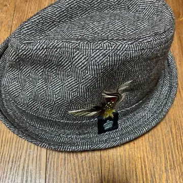 헤링본 패턴 햇 깃털 포함