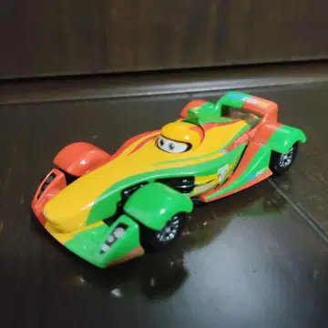 토미카 카즈 립 클러치 곤 스키