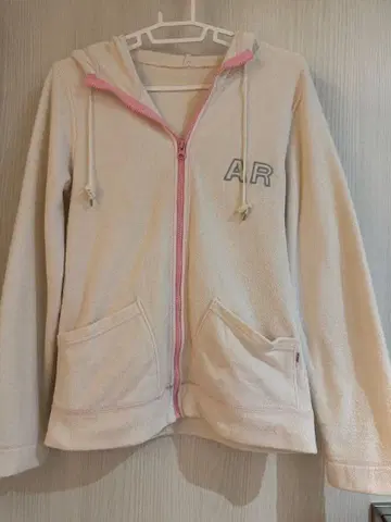 크림색 풀 집업 후드티 AR 자수