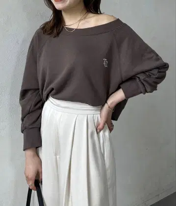 Thevon 보트넥 자수 로고 풀오버 오프숄더 상의