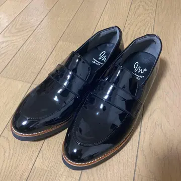 에나멜 블랙 로퍼