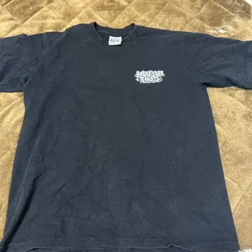 백 프린트 블랙 T셔츠