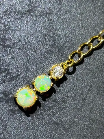 오팔과 지르코니아의 골드 톤 참