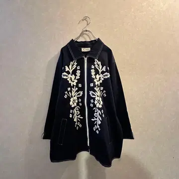 자수 장식 네이비 집업 자켓