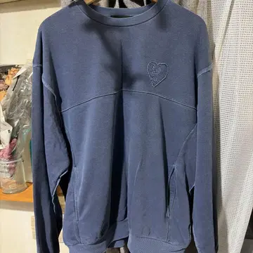 네이비 하트 자수 크루넥 트레이닝복