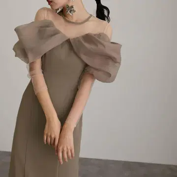 niana 튤 오프숄더 드레스 애쉬 브라운 M 사이즈