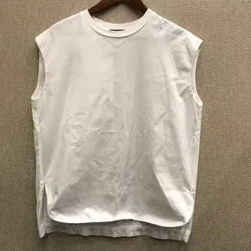 DRAWER 백 엠블럼 자수 슬리브리스 셔츠 화이트