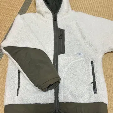 후드 부착 보아 자켓 화이트/카키